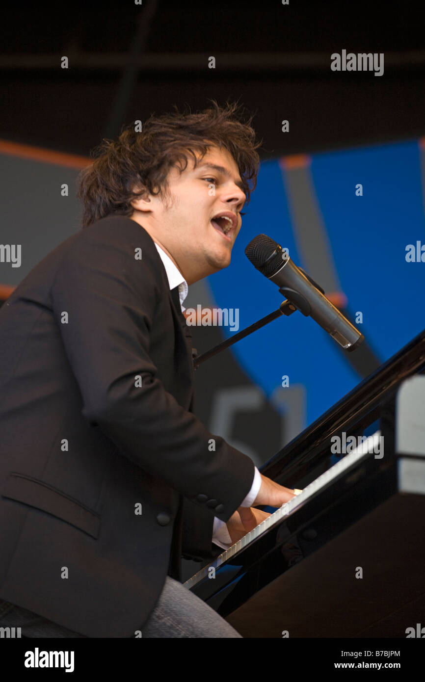 Chanteur compositeur et pianiste Jamie Cullum en prestation au 51e Festival de jazz de Monterey Monterey Californie Banque D'Images