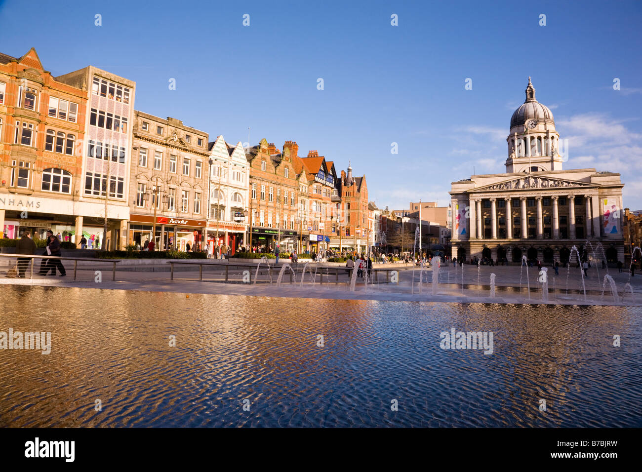 L'hôtel de ville de Nottingham et les boutiques de la place du vieux marché et de South Parade se reflètent dans les eaux de la fontaine Banque D'Images