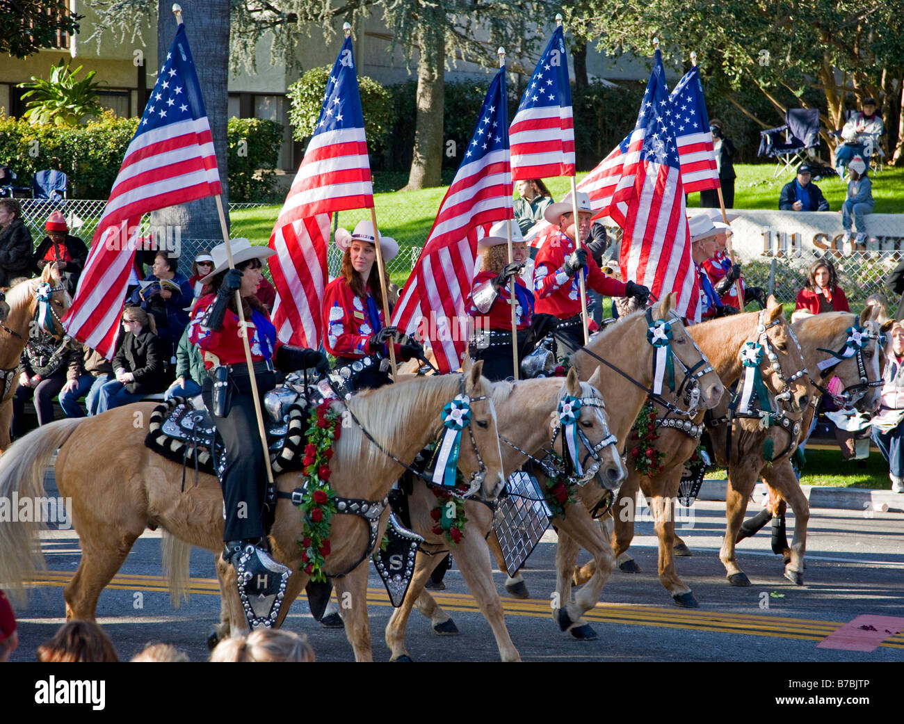 Les cavaliers avec des drapeaux américains dans le New Years Day annuel Rose Bowl Parade, Pasadena, Californie, USA Banque D'Images