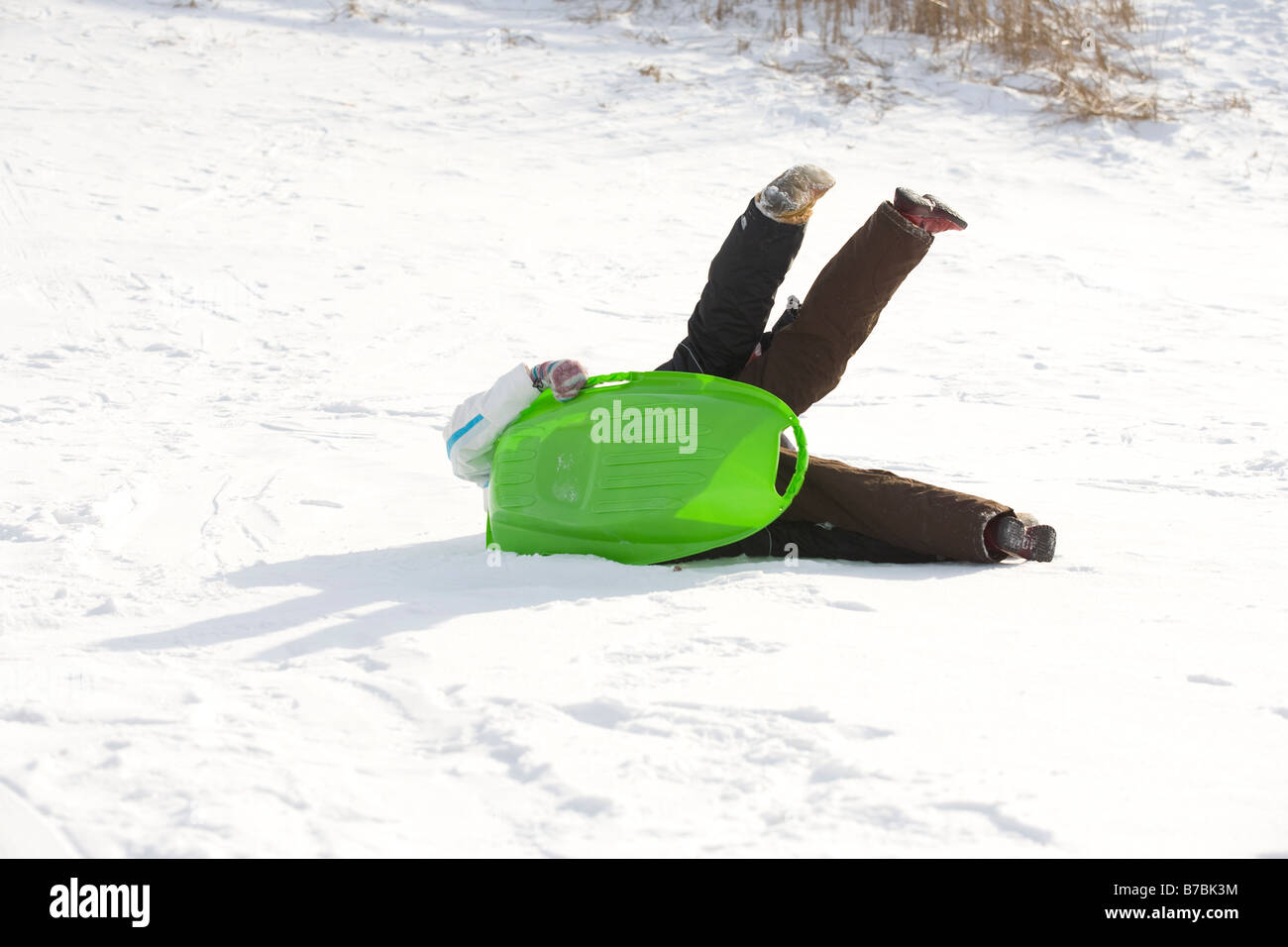 13 et 9 ans de basculer en bas de la colline, Winnipeg, Canada Banque D'Images