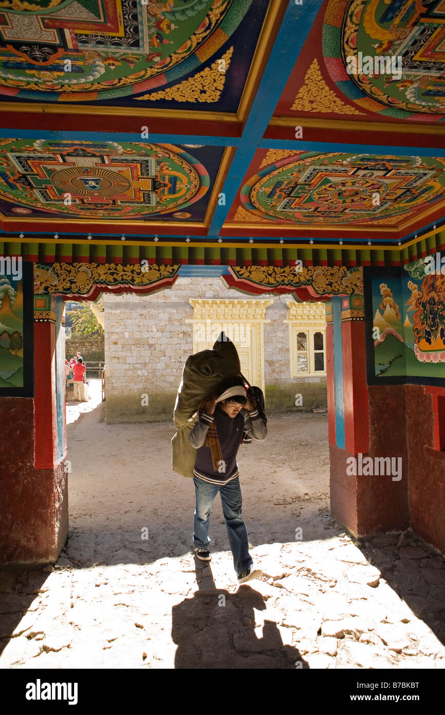 Porter népalais transportant des marchandises près de Jorsale dans Parc national de Sagarmatha région de Khumbu au Népal Banque D'Images