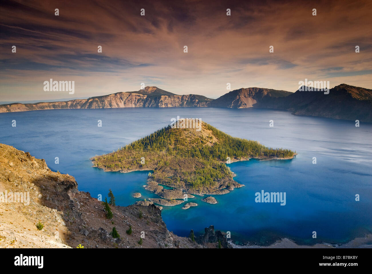 L'île de l'assistant dans le lac du cratère de Watchman surplombent sur West Rim Drive à Crater Lake National Park Utah USA Banque D'Images