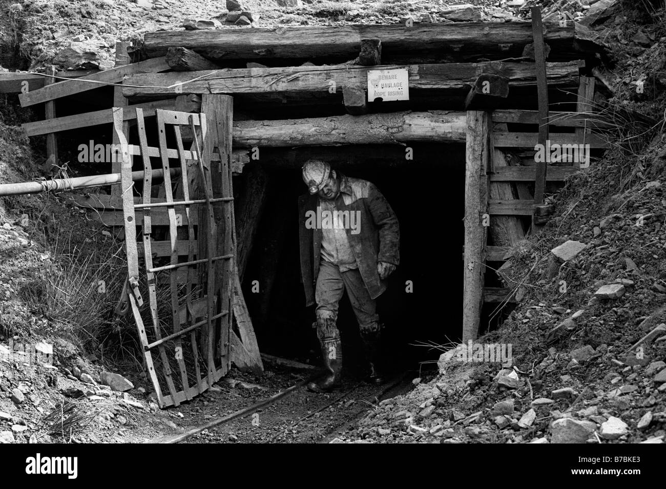 Miner en sortant d'Blaencuffin une mine de charbon mine de couper dans les montagnes au-dessus de Pontypool South Wales UK Banque D'Images