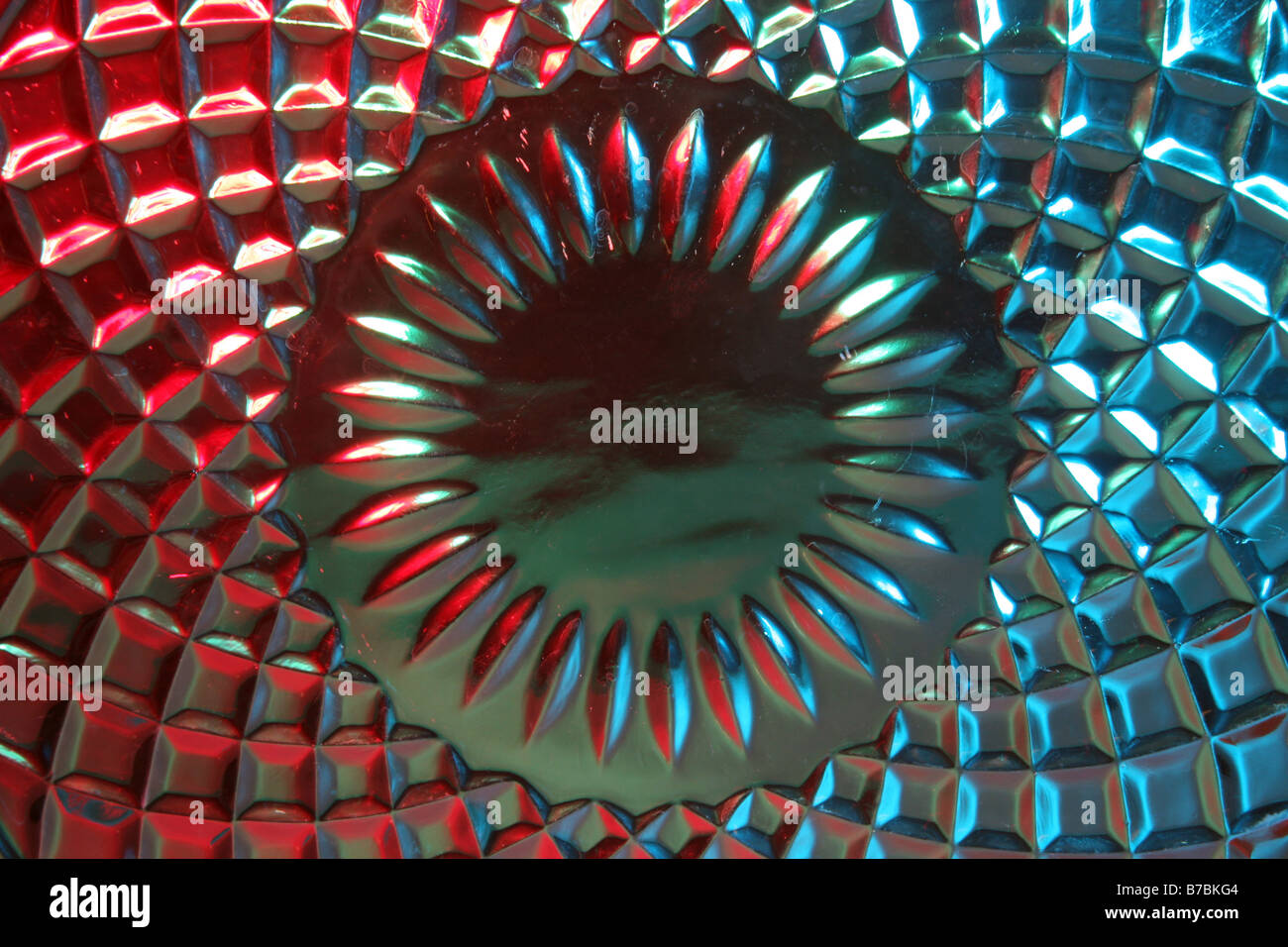 Le verre à motifs avec des lumières colorées Banque D'Images