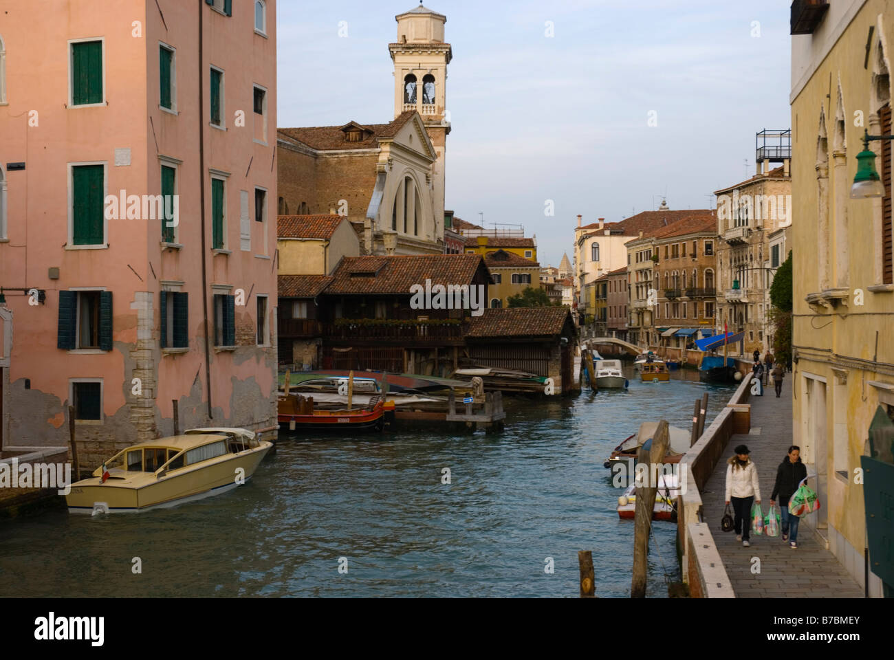 Rio San Trovaso canal dans quartier de Dorsoduro de Venise Italie Europe Banque D'Images