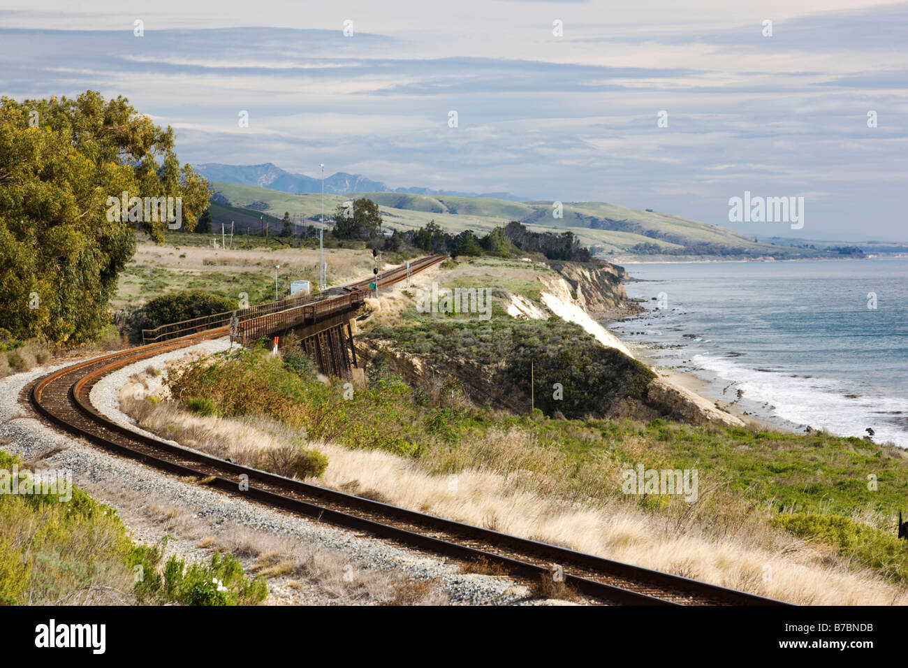 Vent des voies de chemin de fer le long de la côte sud de la Californie près de Gaviota Banque D'Images