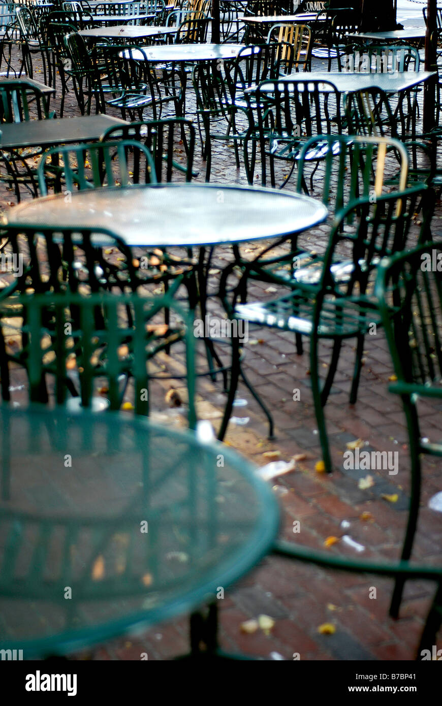 Tables et chaises vides à l'extérieur Banque D'Images