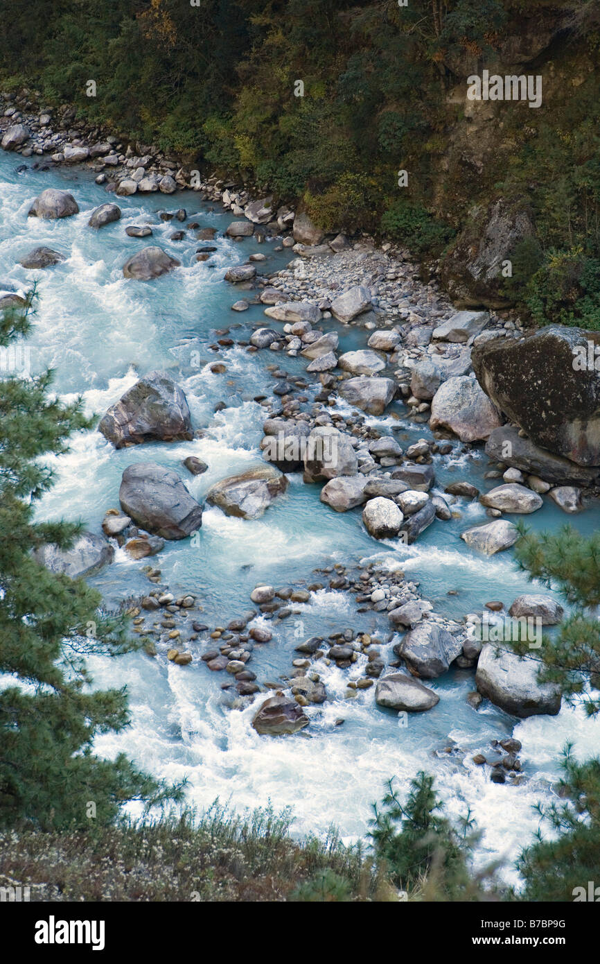 De pittoresque rivière Dudhkoshi en parc national de Sagarmatha Vallée de l'Everest région de Khumbu au Népal Banque D'Images