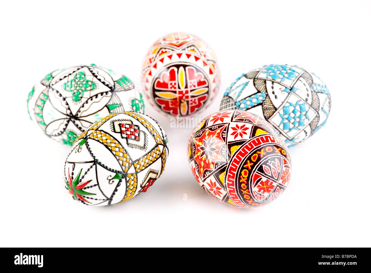 Les oeufs de Pâques peints traditionnels roumains over white Banque D'Images