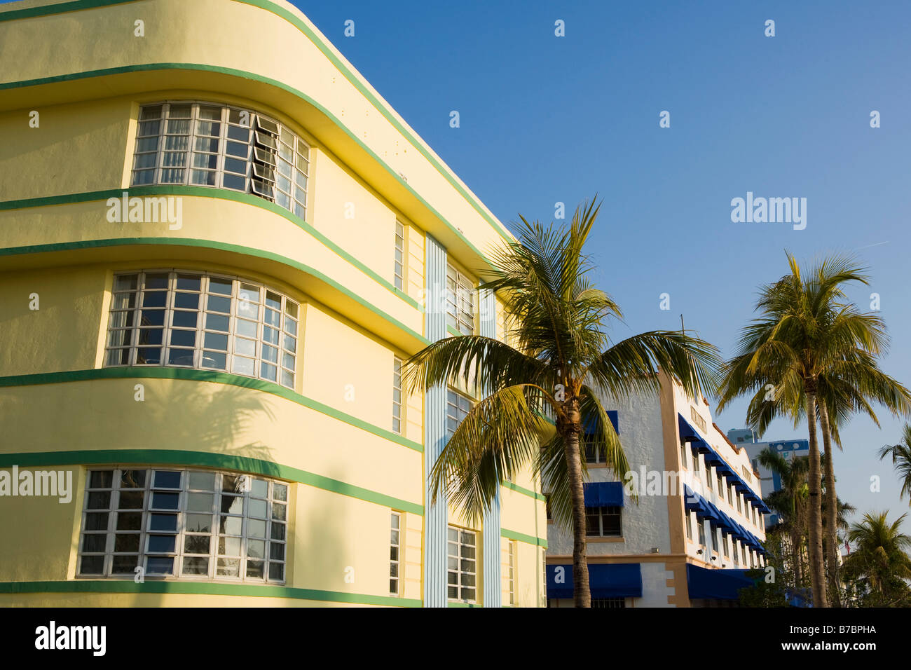 Un immeuble à appartements de style Art déco est situé à Ocean Drive et la 6e rue dans le quartier historique Art Déco de Miami Beach, en Floride. Banque D'Images