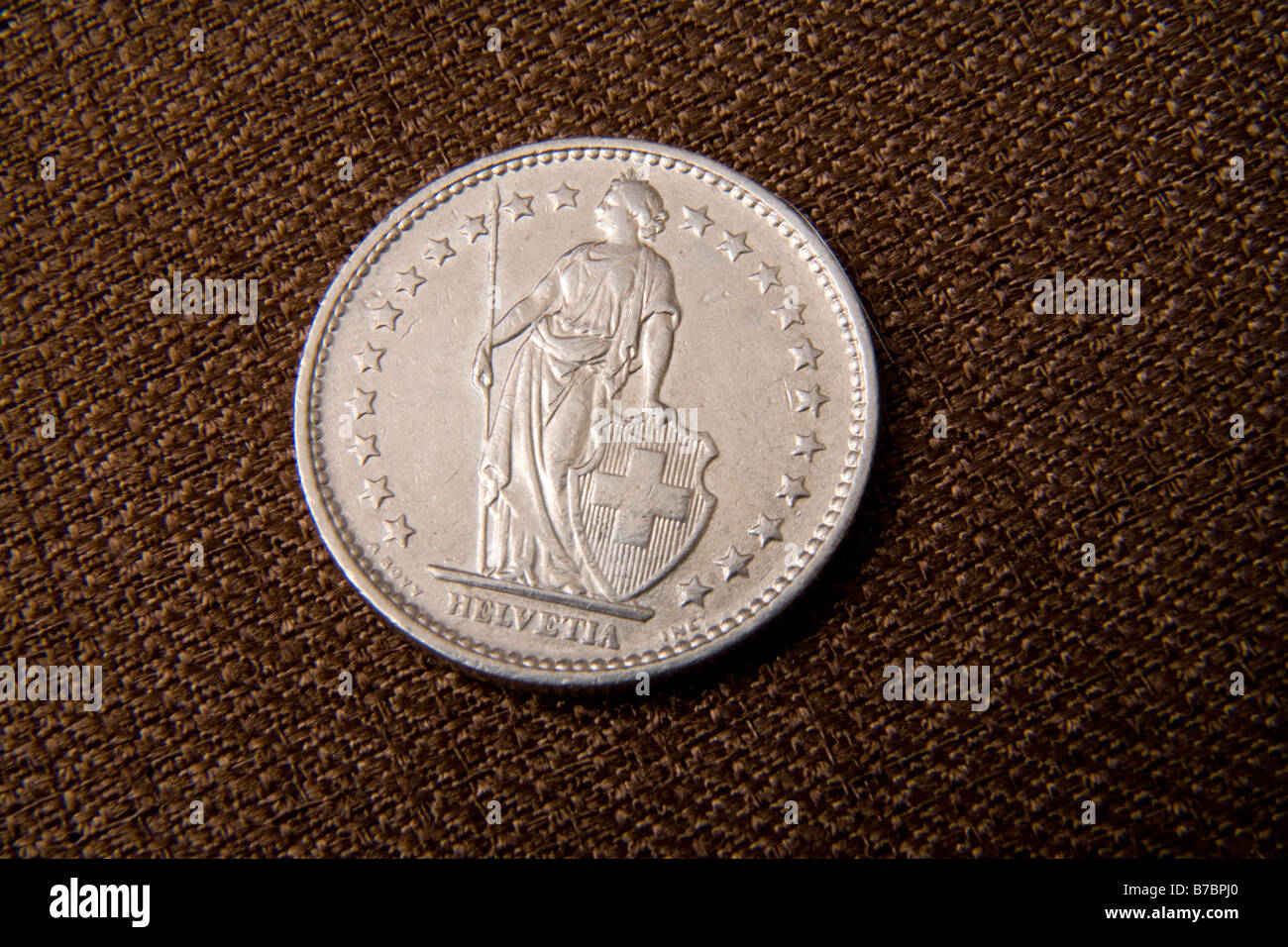 Pièce de 2 franc suisse en usage dans l'économie de l'argent comptant de la Banque mondiale 2008 Banque D'Images