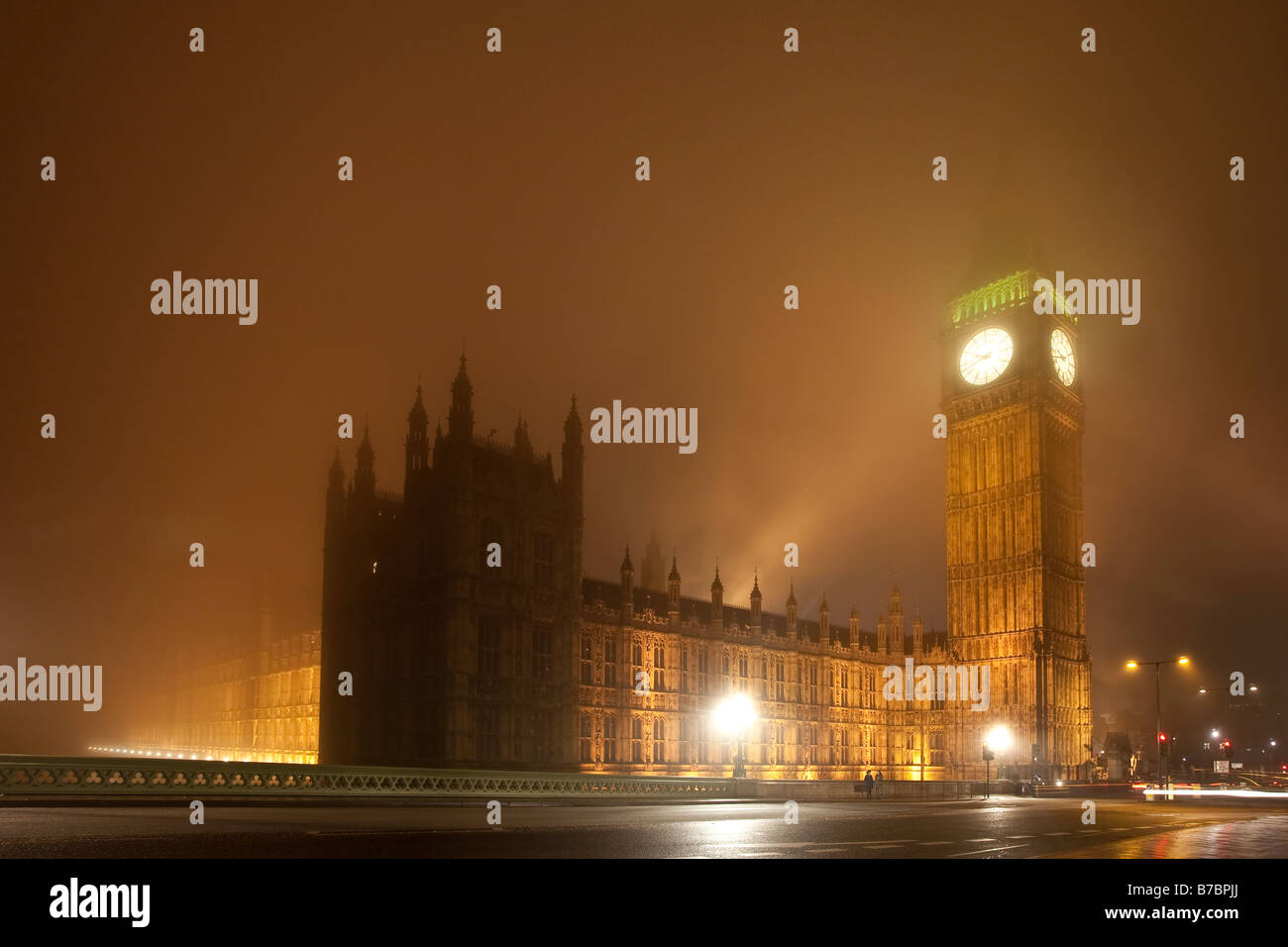 Big Ben et des chambres du Parlement sur une nuit d'hiver brumeux. Westminster, London, England, UK Banque D'Images