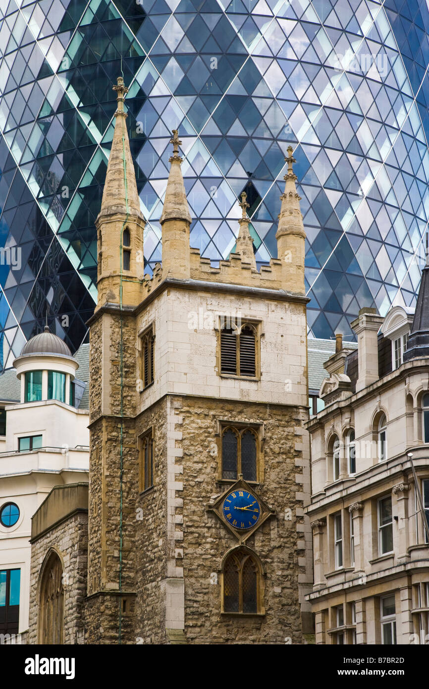 Vieux clocher de l'église contre le Gherkin Building London England Banque D'Images