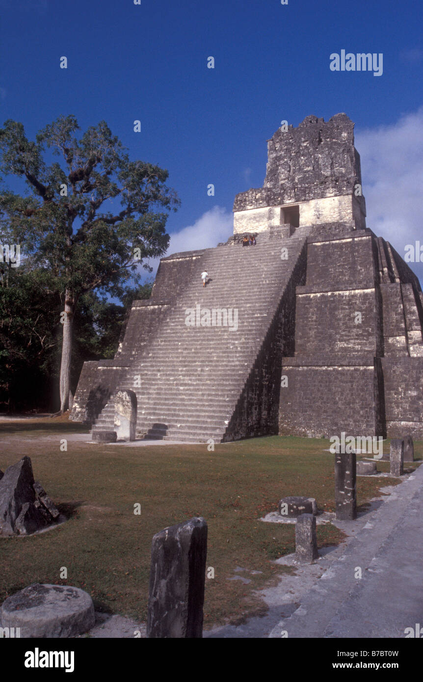 Randonnées touristiques Temple II ou temple des Masques au les ruines mayas de Tikal au parc national de Tikal, El Petén, Guatemala Banque D'Images