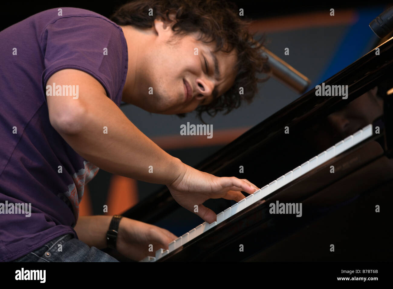 Chanteur compositeur et pianiste Jamie Cullum en prestation au 51e Festival de jazz de Monterey Monterey Californie Banque D'Images