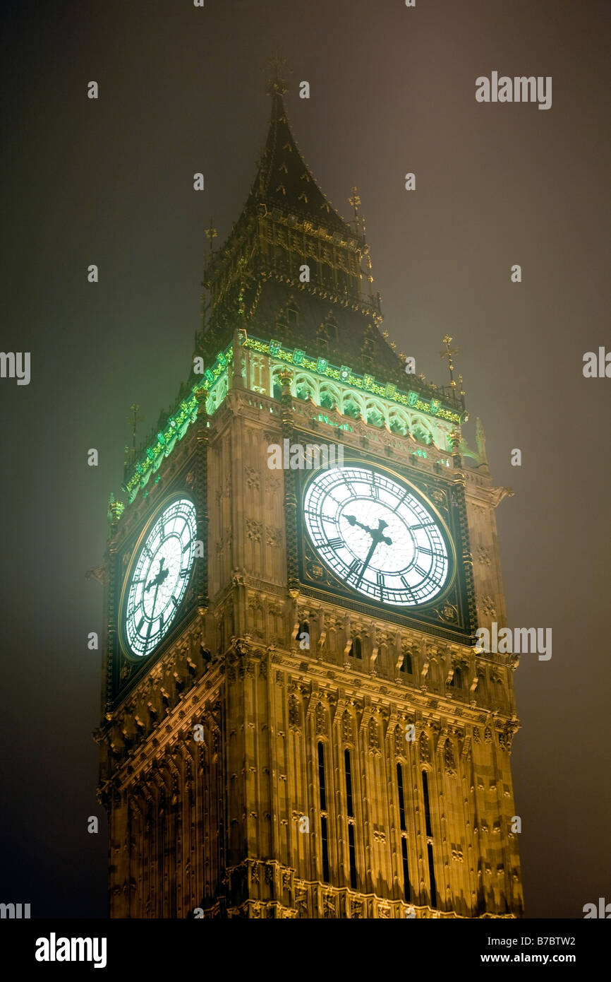 Big Ben sur une nuit d'hiver brumeux. Chambres du Parlement, Westminster, London, England, UK Banque D'Images