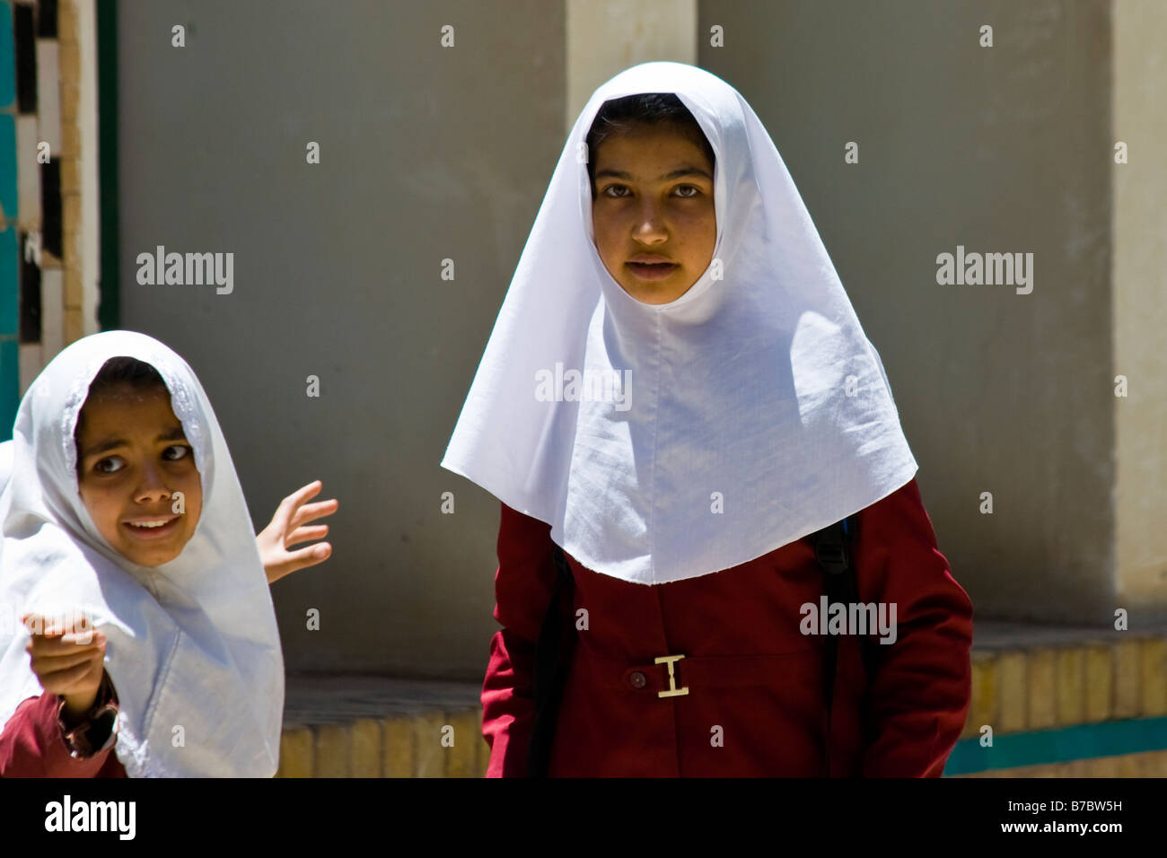 Les jeunes filles iraniennes au mausolée de Nematollah Vali en Iran Mashan Banque D'Images