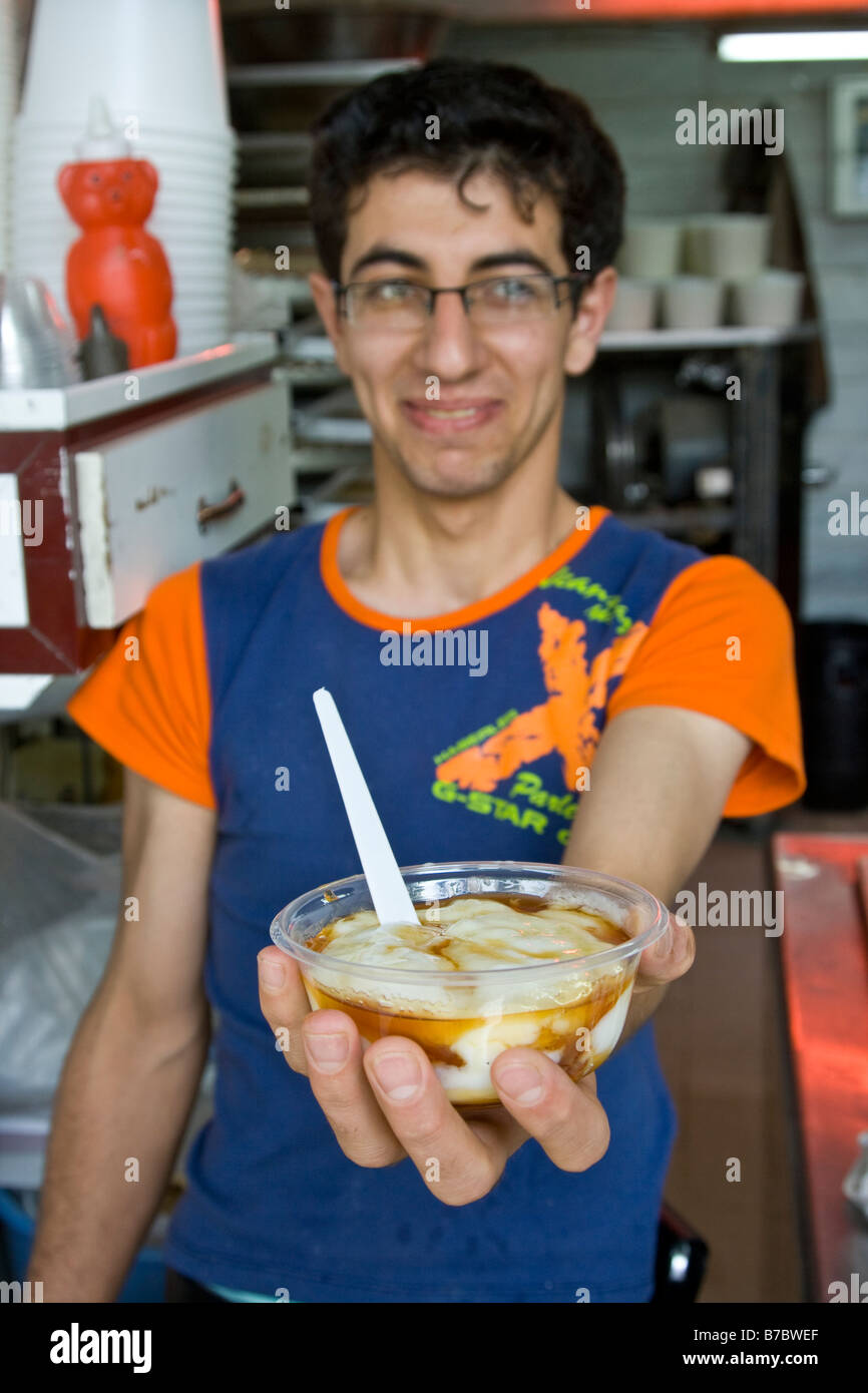 Au service de l'Iran Fereni avec sauce douce iranien Date à Esfahan Iran Banque D'Images