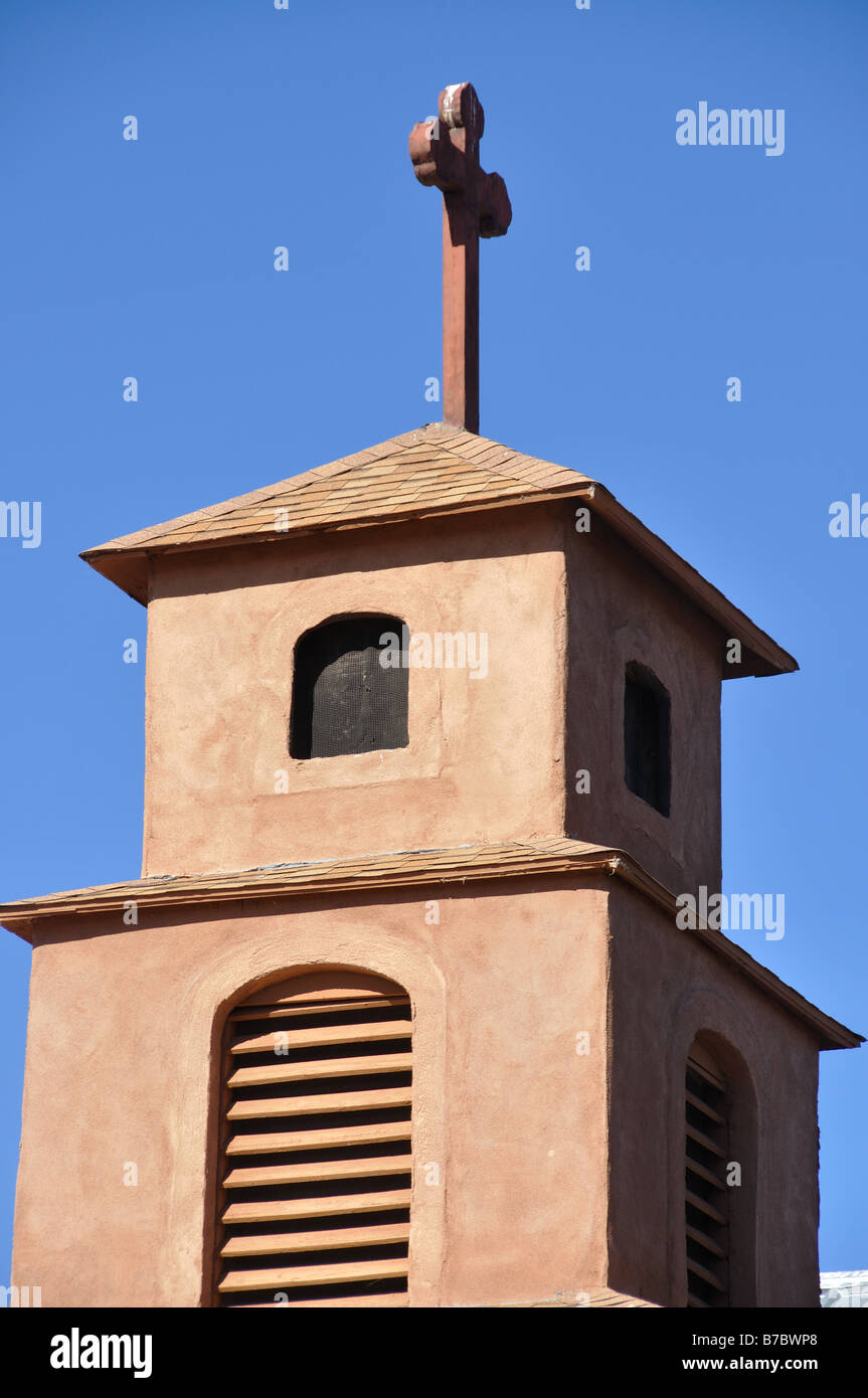 Le haut d'une église adobe historique au nouveau mexique Banque D'Images