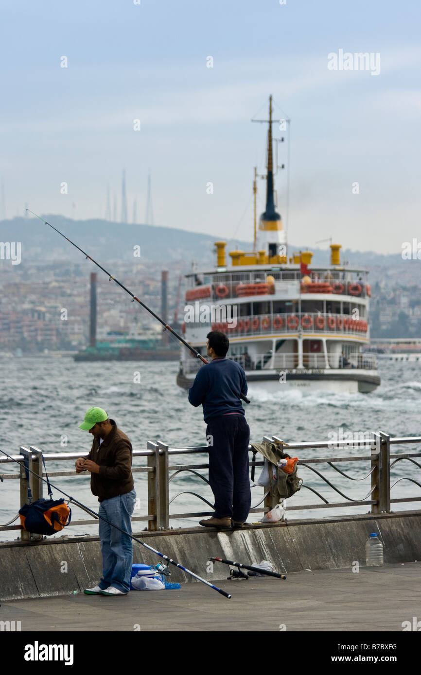 La pêche dans la Corne d'or à Istanbul Turquie Banque D'Images