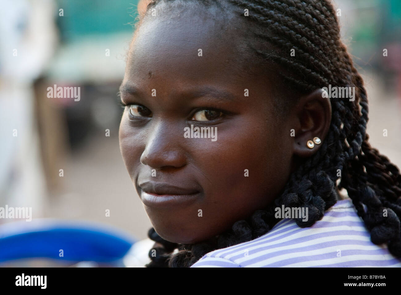 Jeune femme à Bamako Mali Banque D'Images