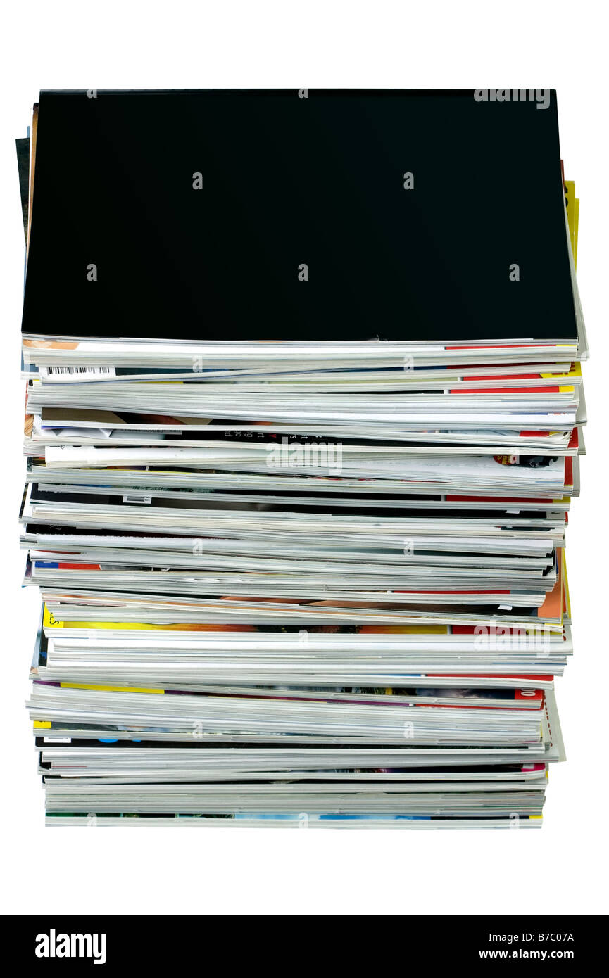 Pile de magazines isolated on white top magazine est en blanc pour votre propre design Banque D'Images