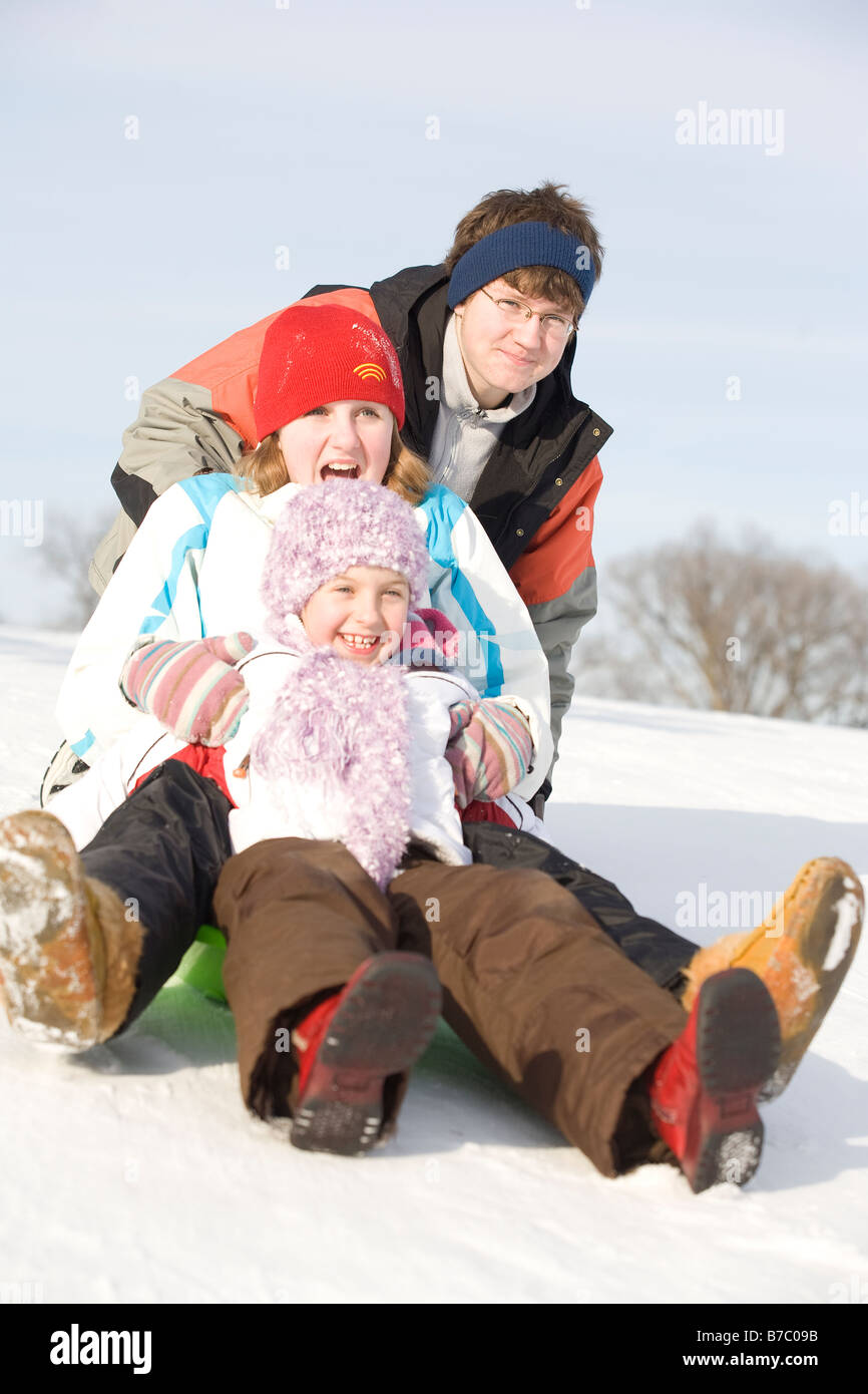15, 13 et 9 ans se préparer à glisser en bas de la colline, Winnipeg, Canada Banque D'Images