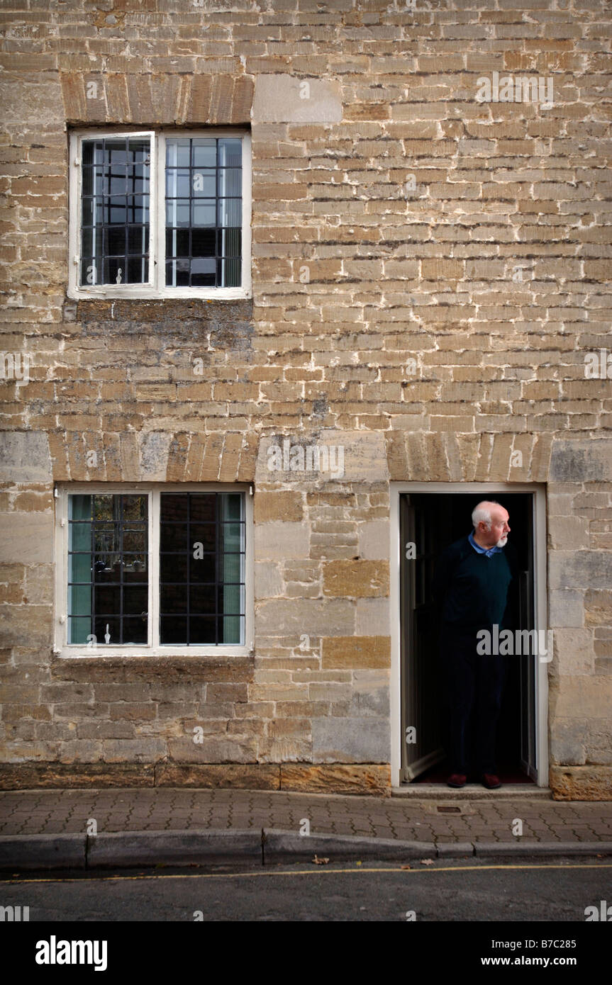 Un résident de l'UN DES FOYERS DE L'ASSOCIATION DU LOGEMENT APPARTENANT À L'HÔPITAL CHARITÉ DE ST LAWRENCES CIRENCESTER GLOUCESTERSHIRE UK Banque D'Images