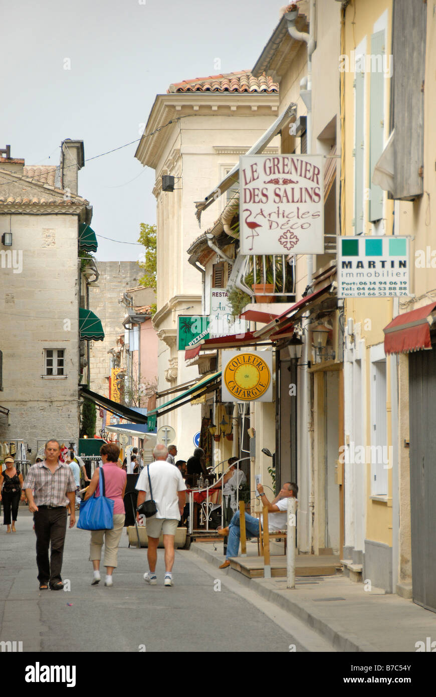 Les touristes dans le vieux village, Aigues Mortes, Camargue, France, Europe Banque D'Images