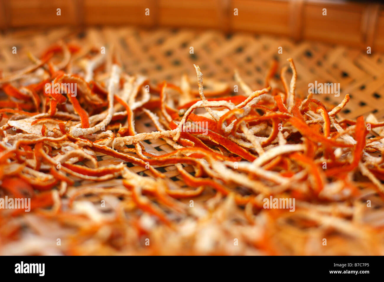 Le séchage des écorces d'Orange dans un panier de séchage. Banque D'Images
