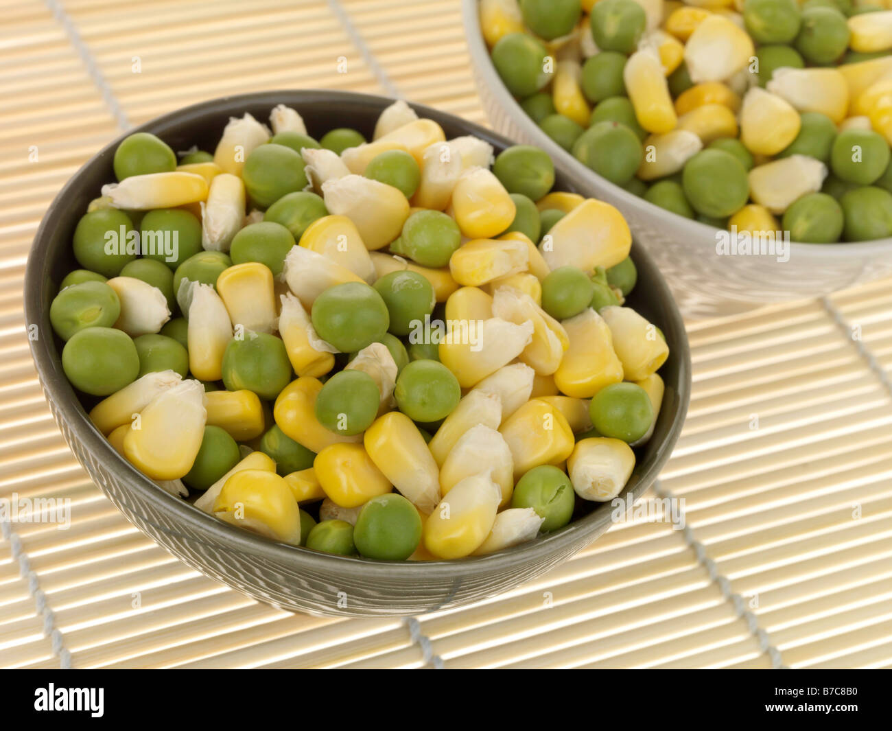 Frais sain végétarien coloré de pois et maïs salade mixte avec aucun peuple Banque D'Images