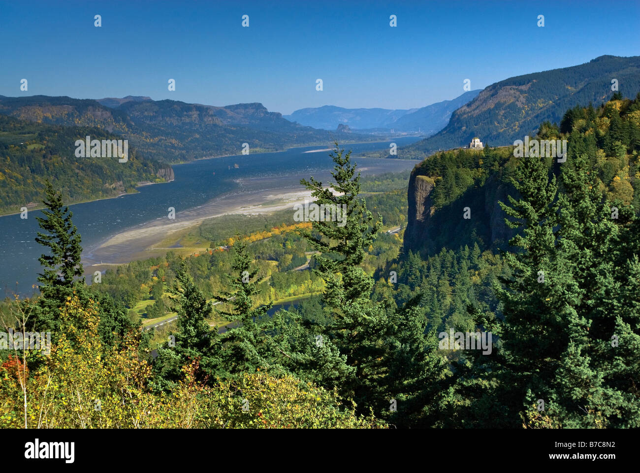 Columbia River Gorge vu de Portland Womens Forum Park à Chanticleer Point, Vista Chambre le point de la Couronne dans la distance, Oregon USA Banque D'Images