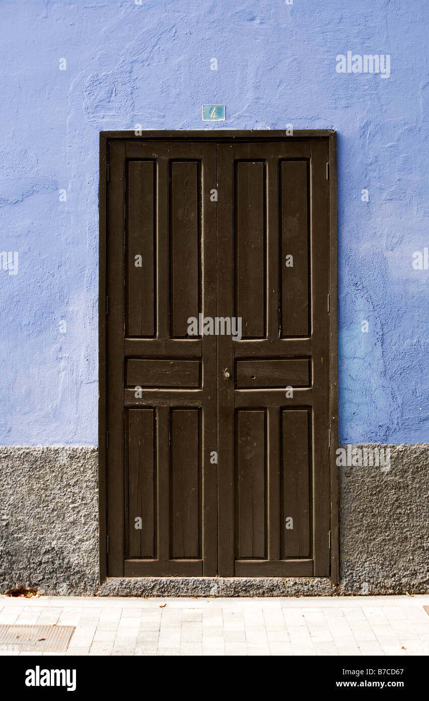 Vieille maison de bois avec porte d'entrée numéro 4 en bleu mur, El Hierro, Îles Canaries Banque D'Images