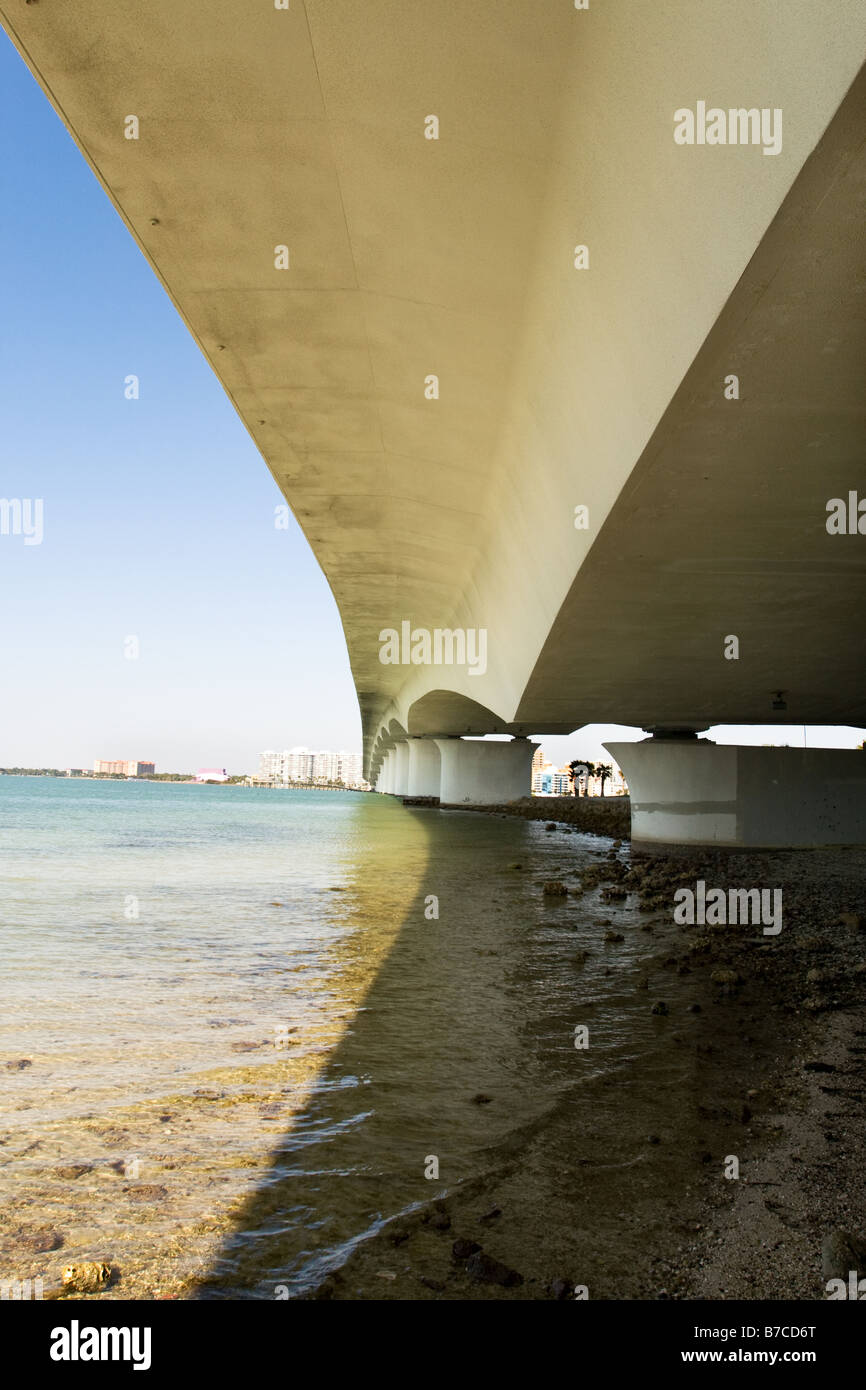 Voir sous le pont de Sarasota à Saint-armand's Circle sur la baie de Sarasota en Floride Banque D'Images