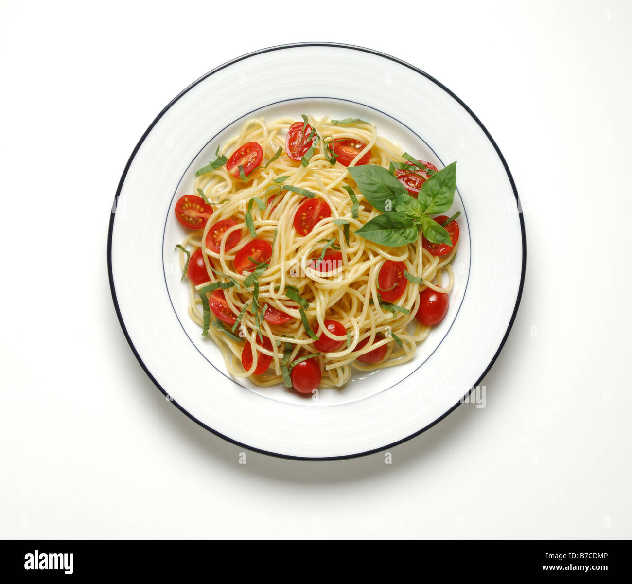 Pâtes aux tomates sur une assiette blanche ronde Banque D'Images