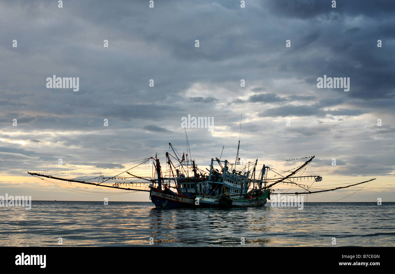 Les bateaux de pêche au large de l'île de Koh Kud, Thaïlande, Asie du sud est. Banque D'Images