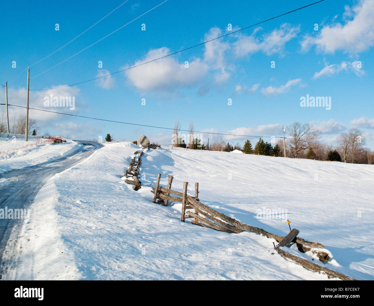 Chemin de campagne avec de la neige en hiver au Nouveau-Brunswick Canada Banque D'Images