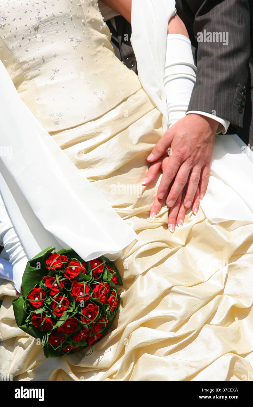 Bride and Groom holding hands Banque D'Images