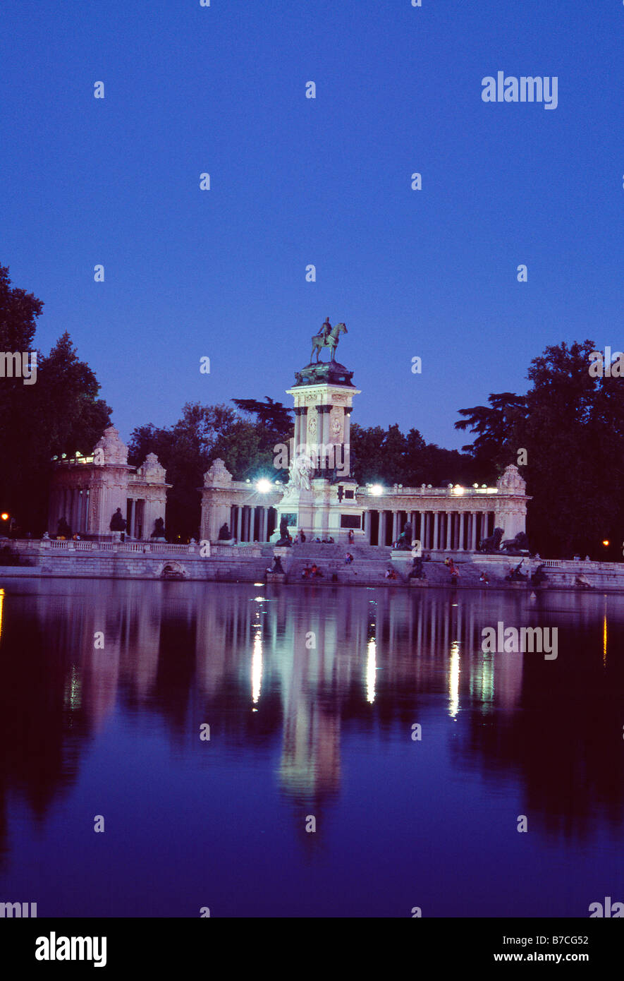 Le parc du Retiro. Vue de nuit. Madrid. L'Espagne. Banque D'Images