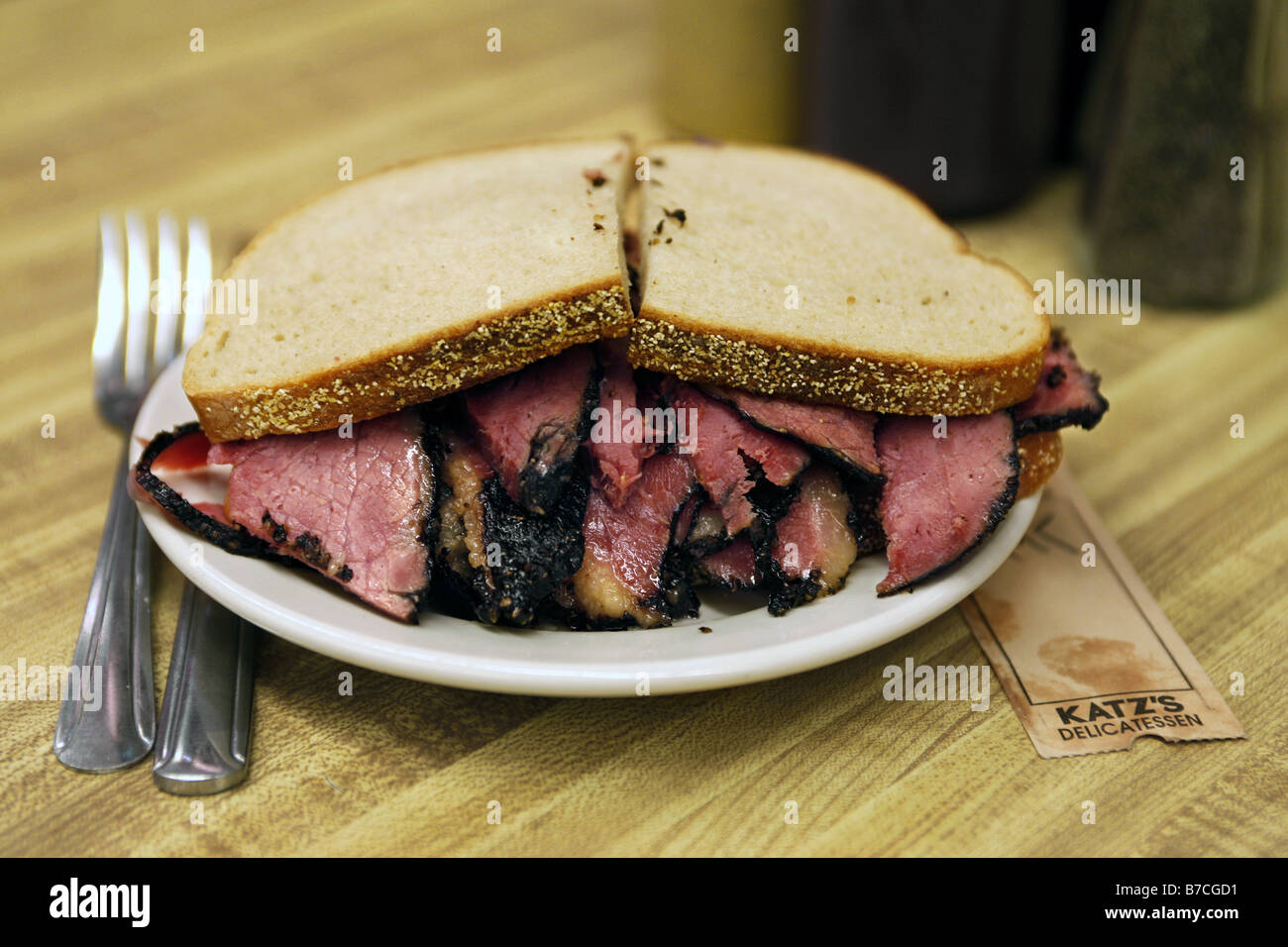 Sandwich au pastrami, Katz's Delicatessen, New York City, USA Banque D'Images