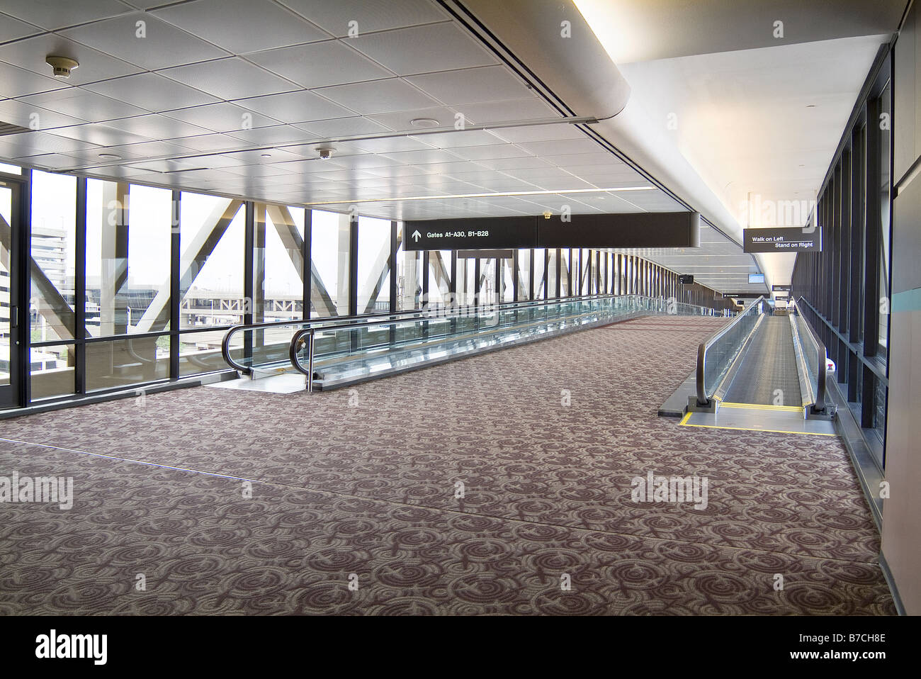 Terminal de l'aéroport de couloir vide avec Moving Sidewalks, Cleveland Ohio USA Banque D'Images