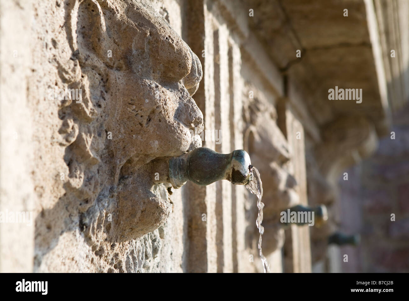 Fontaine en pierre avec sculpture à Assisi, Italie Banque D'Images