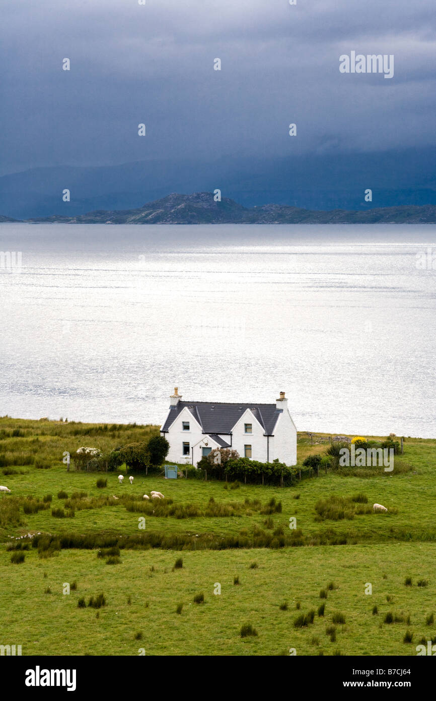 Un chalet sur les rives de son intérieur à l'ensemble de Rona, près de l'Lonbain, Wester Ross, Highland, Scotland Banque D'Images