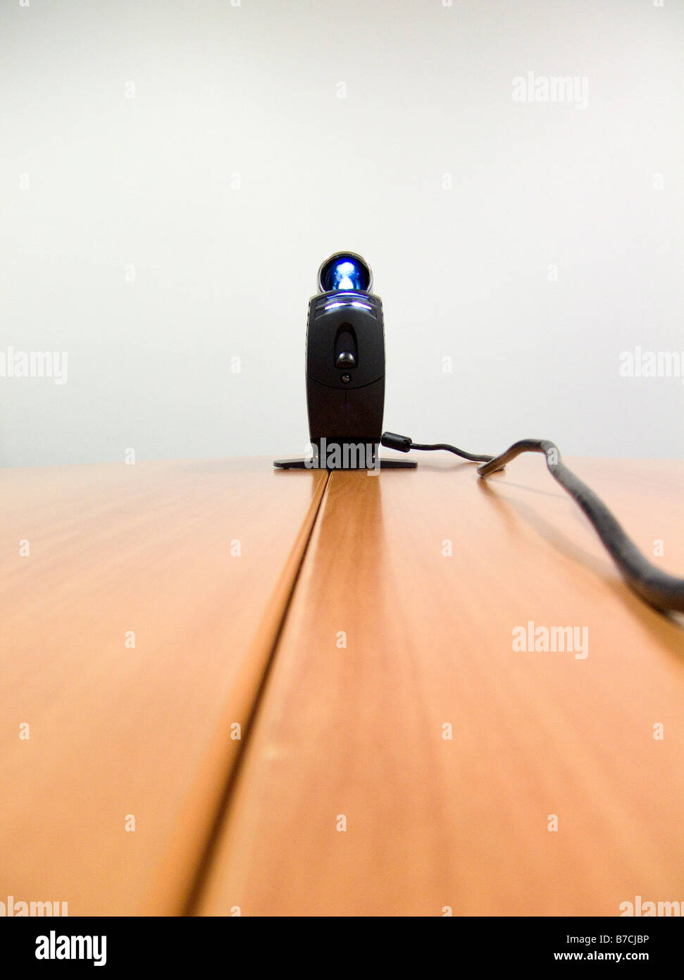 Un vidéo projecteur isolé sur une salle de réunion 24. Concept d'entreprise. Banque D'Images