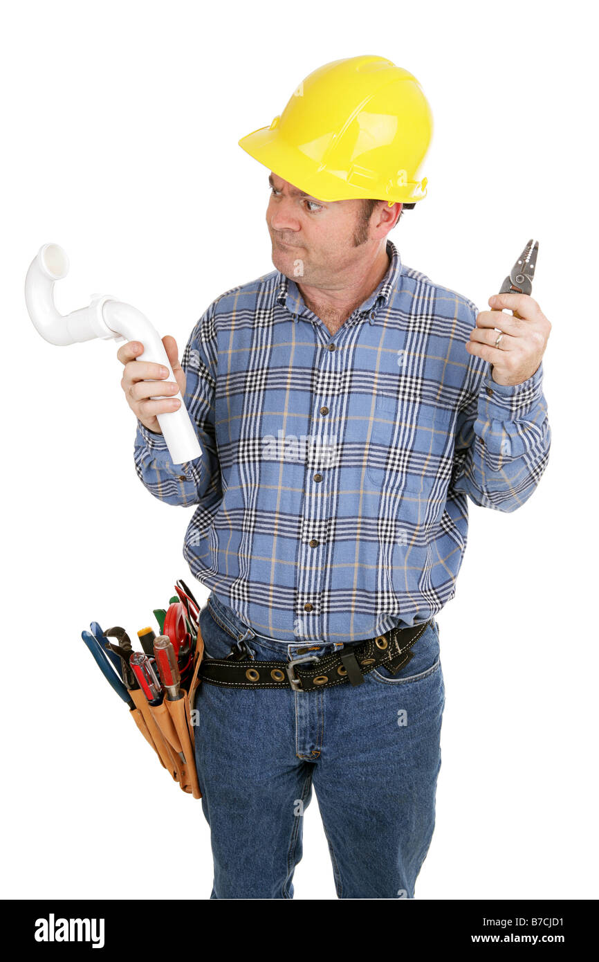 Électricien d'essayer d'utiliser le mauvais outils sur un travail de plomberie isolated on white Banque D'Images