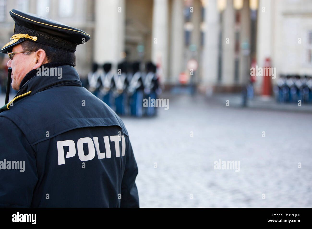 Un policier en service pour la relève de la garde au Palais d'Amalienborg à Copenhague, Danemark Banque D'Images