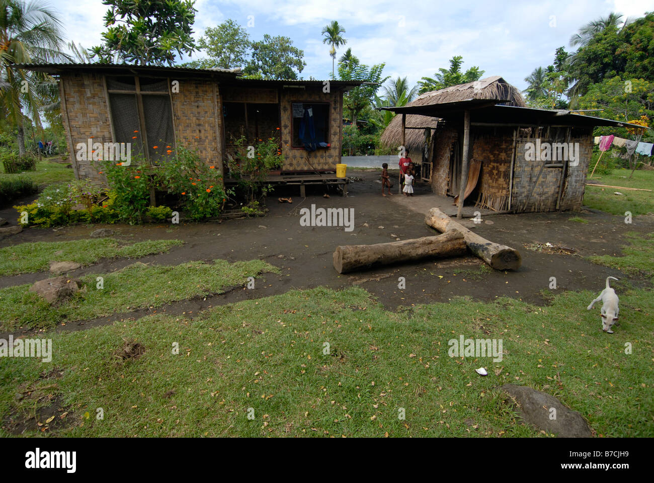 Village avec de simples maisons sur l'Île Karkar, PNG. Banque D'Images