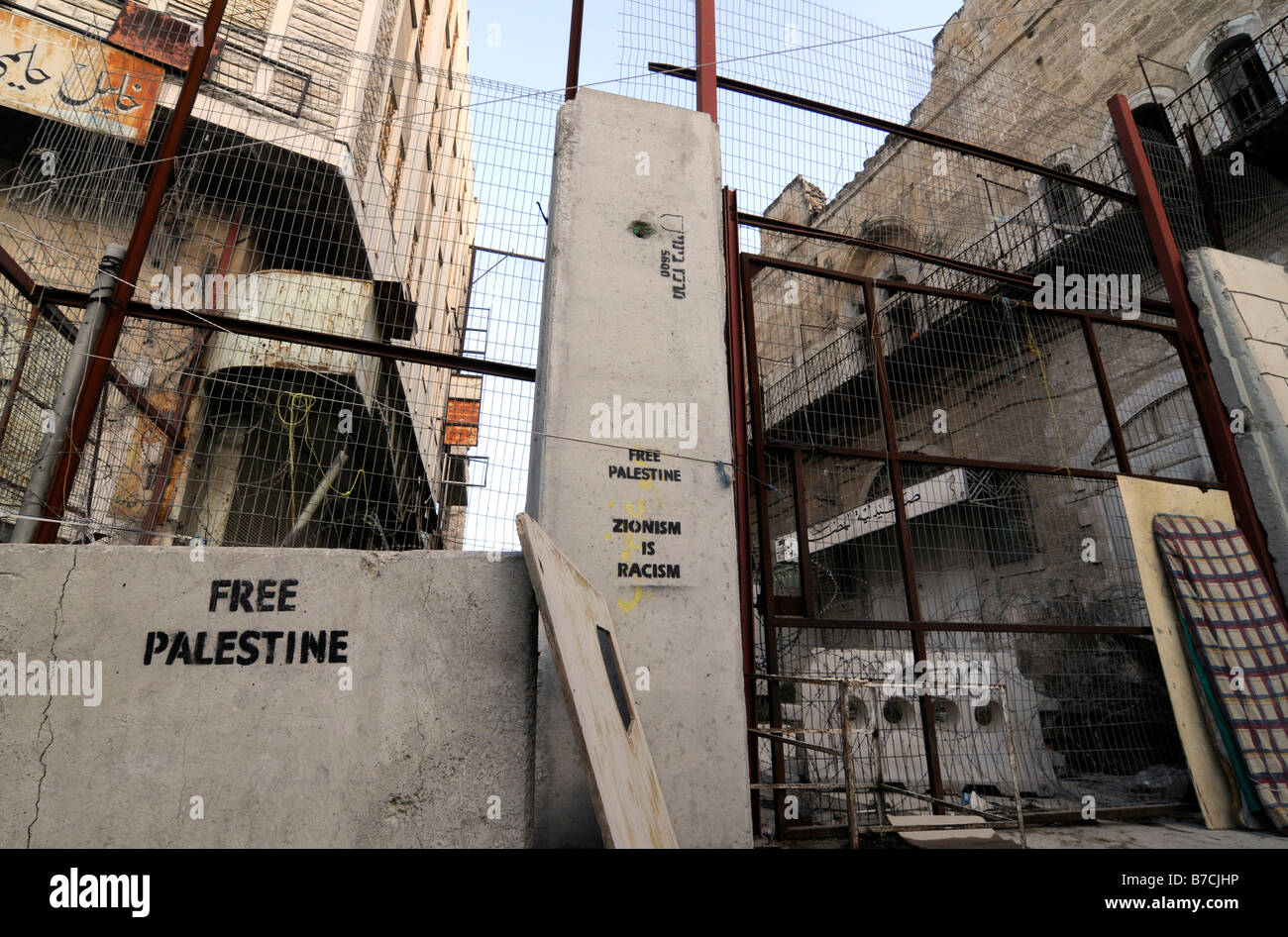 Scène de rue à Hébron sous occupation israélienne : une clôture divisant la ville depuis le centre de colons juifs trimestre. Banque D'Images