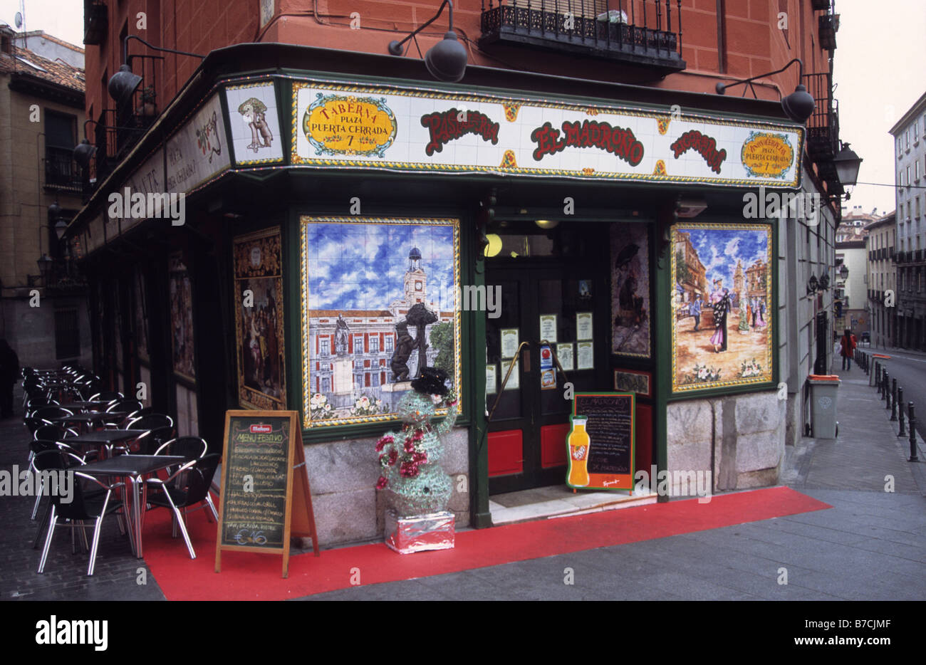 Extérieur du bar à tapas Taberna El Madroño à l'angle de la rue Plaza Puerta Cerrada, Madrid, Espagne Banque D'Images