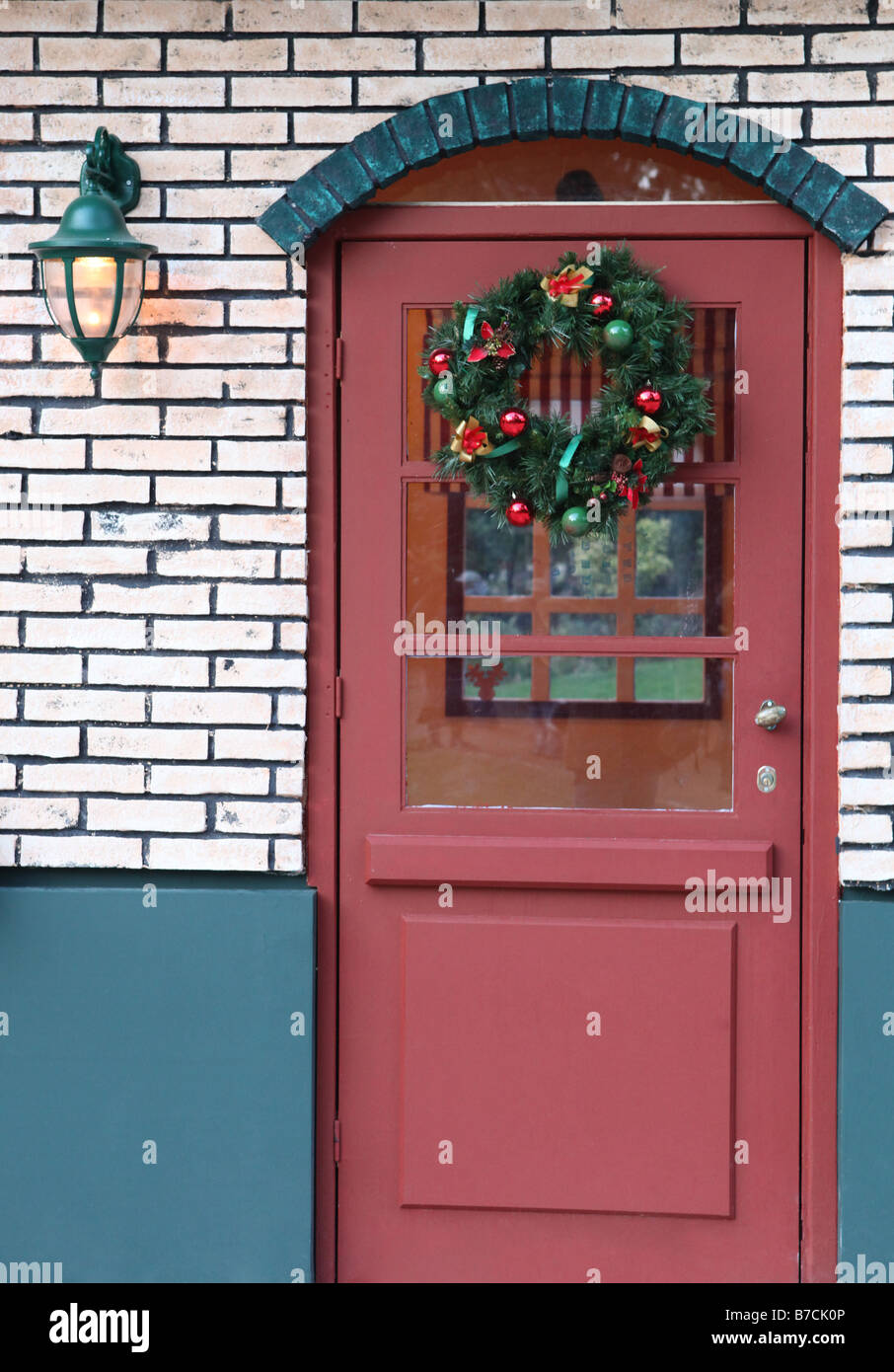 Decoration De Porte Pour Noel Avec Couronne De Fleurs Artificielles Pour Chambre Athenes Grece Photo Stock Alamy